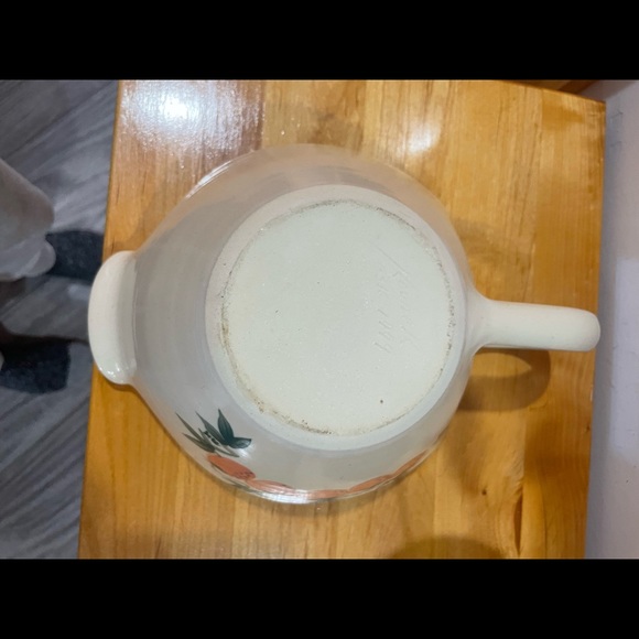 Handmade Strawberries Pottery bowl with handle and pour spout - Picture 8 of 9